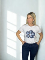 ΜΠΛΟΥΖΑ  LIVIA ΜΕ FLORAL ΔΙΑΚΟΣΜΗΤΙΚΑ ΣΤΟΙΧΕΙΑ ΣΕ ΛΕΥΚΟ ΚΑΙ ΣΙΕΛ - Image 4