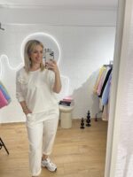 Σετ μπλούζα -παντελόνι RALLOU 86778 με μπουτονιέρα σε Λευκό - Image 2