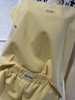 SET ROSARINA ΒΕΡΜΟΥΔΑ ΜΕ ΜΠΛΟΥΖΑ ΣΕ ΧΡΩΜΑ ΚΙΤΡΙΝΟ - Image 4