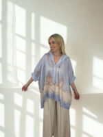 ΠΟΥΚΑΜΙΣΟ SAHARA ONE SIZE OVERSIZED ME PRINT ΣΕ ΣΙΕΛ ΕΚΡΟΥ - Image 3